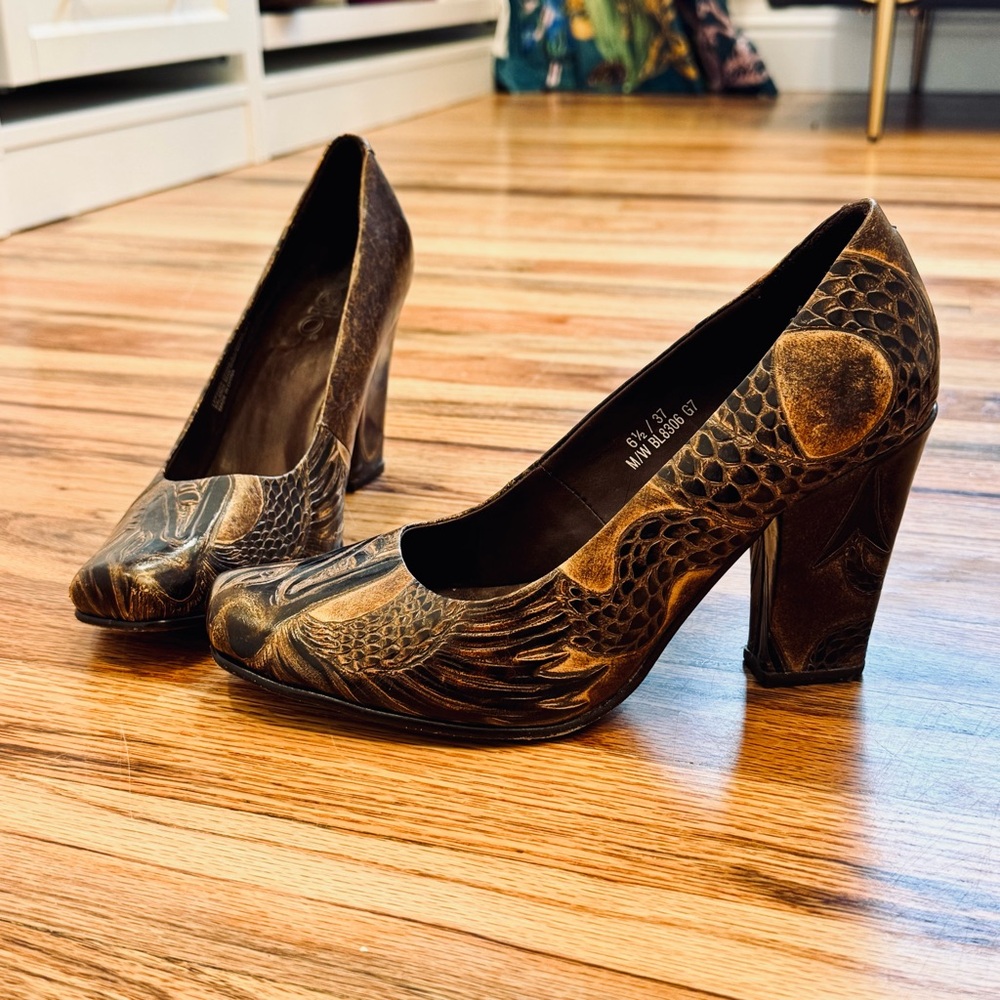 boc Born Beautiful Block Heel Leather Dragon Embossed Textured Pumps 6.5 37 - Picture 2 of 9